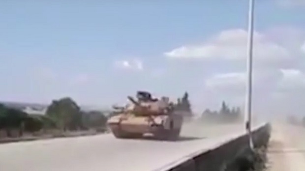 Снимак из дрона –  Ево како је сиријска војска уништила тенкове и транспортере терориста (ВИДЕО)